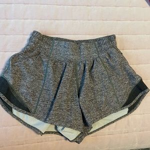 Lululemon Hotty Hot 2.5 inch, size 2